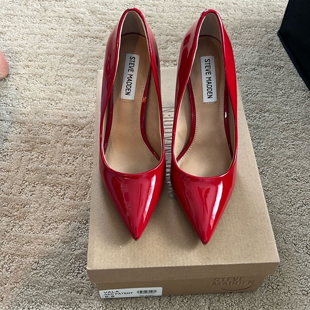 Steve Madden red patent pump never worn brand new